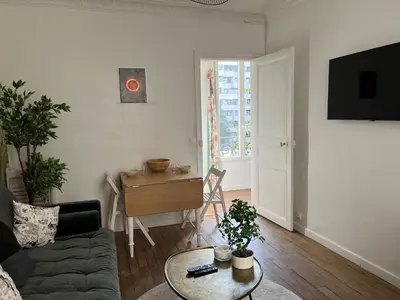 Télévision ou salle de divertissement dans l'établissement Cosy appartement in Paris