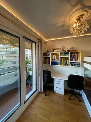 Bibliothèque dans l'appartement