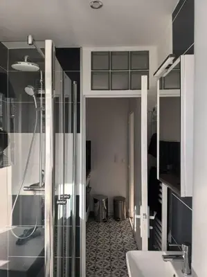 Salle de bains dans l'établissement Très Parisien et ensoleillé