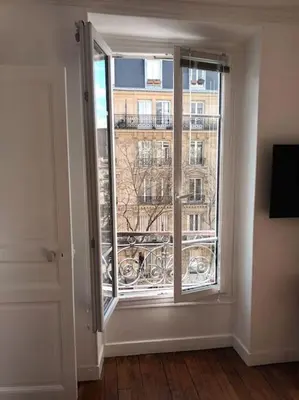 Télévision ou salle de divertissement dans l'établissement Très Parisien et ensoleillé