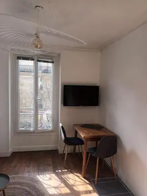 Télévision ou salle de divertissement dans l'établissement Très Parisien et ensoleillé