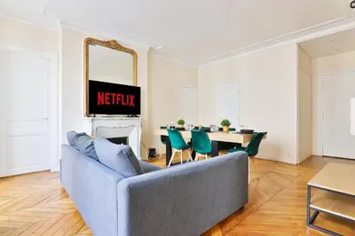Télévision ou salle de divertissement dans l'établissement Arc de Triomphe Superbe Appartement Paris Free Netflix