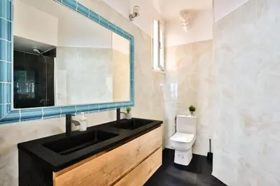 Salle de bains dans l'établissement Arc de Triomphe Superbe Appartement Paris Free Netflix