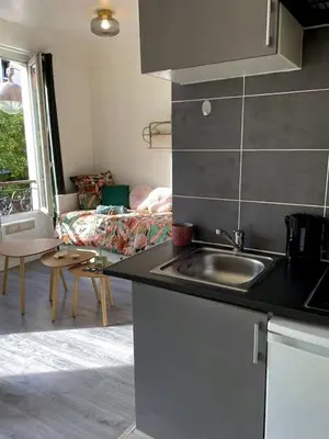 Cuisine ou kitchenette dans l'établissement Charming Bright Sunny Studio near Canal St Martin