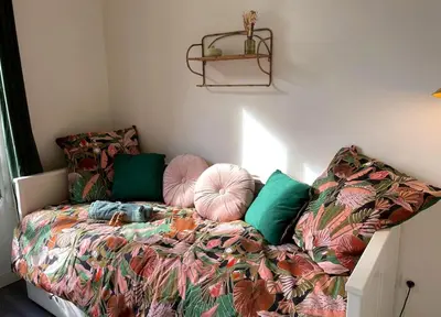 Un ou plusieurs lits dans un hébergement de l'établissement Charming Bright Sunny Studio near Canal St Martin