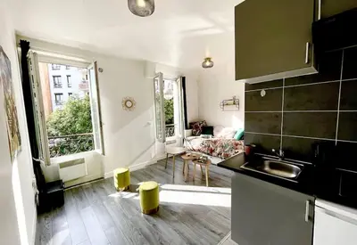 Cuisine ou kitchenette dans l'établissement Charming Bright Sunny Studio near Canal St Martin
