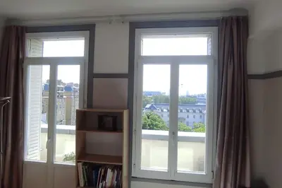 Bibliothèque dans l'appartement