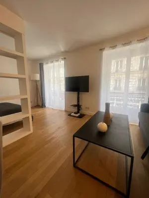 Télévision ou salle de divertissement dans l'établissement Your cosy Sacré-Coeur Apartment !