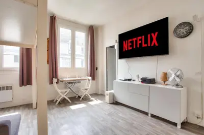 Télévision ou salle de divertissement dans l'établissement Montmartre Superbe Studio Paris Free Netflix