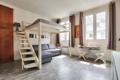 Coin salon dans l'établissement Montmartre Superbe Studio Paris Free Netflix