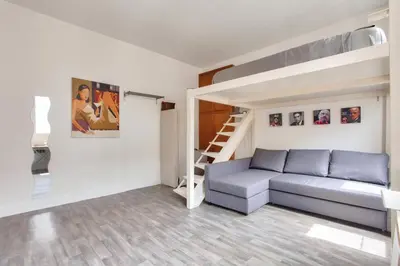 Coin salon dans l'établissement Montmartre Superbe Studio Paris Free Netflix
