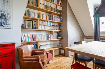 Bibliothèque dans l'appartement