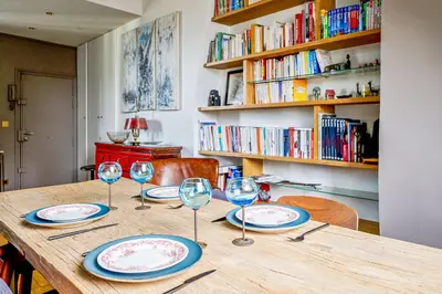 Bibliothèque dans l'appartement