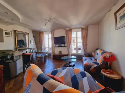 Télévision ou salle de divertissement dans l'établissement Superbe logement au centre de Paris