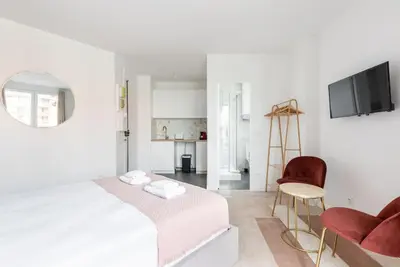 Télévision ou salle de divertissement dans l'établissement Studio lumineux Paris Est - Serurier