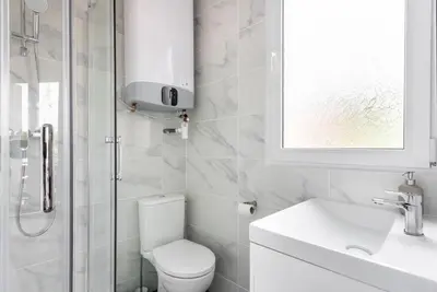 Salle de bains dans l'établissement Studio lumineux Paris Est - Serurier