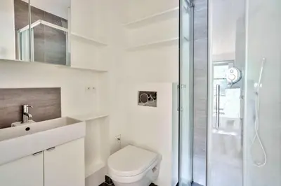Salle de bains dans l'établissement Studio - Appartement Quartier Montparnasse 2 Free Netflix