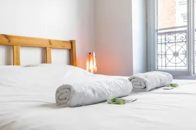 Un ou plusieurs lits dans un hébergement de l'établissement GuestReady - Charming Canal St-Martin Retreat