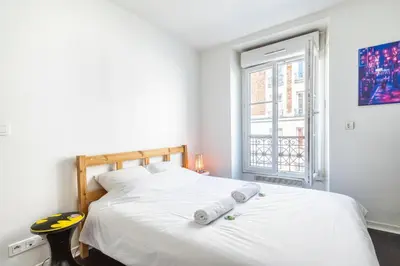 Un ou plusieurs lits dans un hébergement de l'établissement GuestReady - Charming Canal St-Martin Retreat
