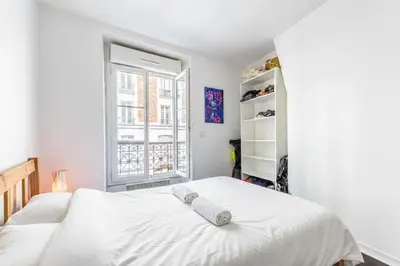 Un ou plusieurs lits dans un hébergement de l'établissement GuestReady - Charming Canal St-Martin Retreat