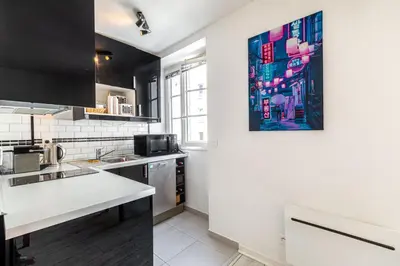 Cuisine ou kitchenette dans l'établissement GuestReady - Charming Canal St-Martin Retreat