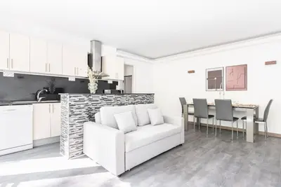 Cuisine ou kitchenette dans l'établissement Apartment with balcony next to Buttes Chaumonts