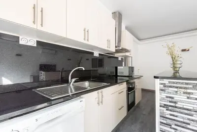 Cuisine ou kitchenette dans l'établissement Apartment with balcony next to Buttes Chaumonts