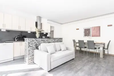 Cuisine ou kitchenette dans l'établissement Apartment with balcony next to Buttes Chaumonts