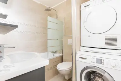 Salle de bains dans l'établissement Apartment with balcony next to Buttes Chaumonts