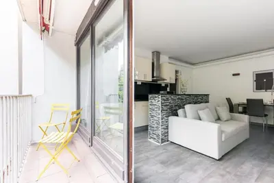 Cuisine ou kitchenette dans l'établissement Apartment with balcony next to Buttes Chaumonts