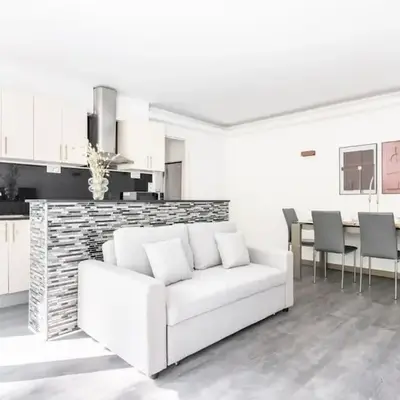 Apartment with balcony next to Buttes Chaumonts