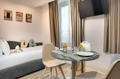 Un ou plusieurs lits dans un hébergement de l'établissement Serotel Suites Opera