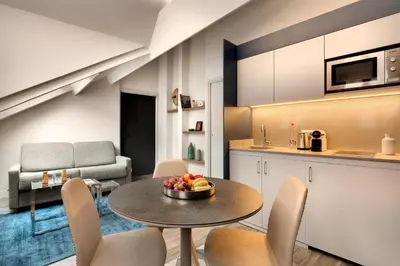 Cuisine ou kitchenette dans l'établissement Serotel Suites Opera