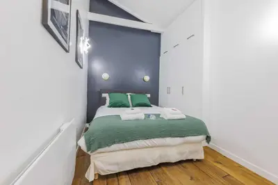 Un ou plusieurs lits dans un hébergement de l'établissement Charmant Appartement 2BR-6P - Gare de l'Est