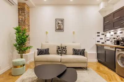 Coin salon dans l'établissement Charmant Appartement 2BR-6P - Gare de l'Est