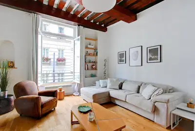Coin salon dans l'établissement Unforgettable Stay in the Heart of Paris