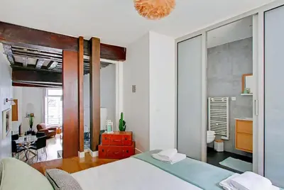 Un ou plusieurs lits dans un hébergement de l'établissement Unforgettable Stay in the Heart of Paris
