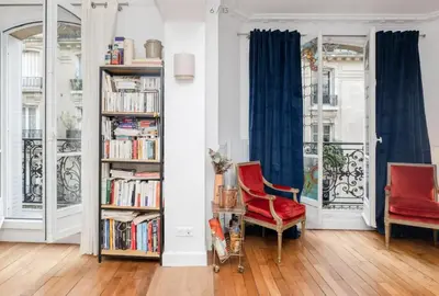 Bibliothèque dans l'appartement