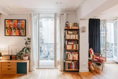 Bibliothèque dans l'appartement