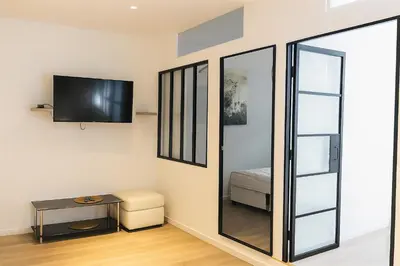 Télévision ou salle de divertissement dans l'établissement GAMBETTA résidences hôtel Paris centre