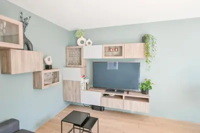 Télévision ou salle de divertissement dans l'établissement Paris Central 1 bedroom Apartment with AC