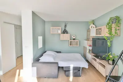 Télévision ou salle de divertissement dans l'établissement Paris Central 1 bedroom Apartment with AC