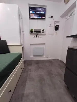 Télévision ou salle de divertissement dans l'établissement Bright small studio Paris Saint Ouen