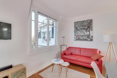 Télévision ou salle de divertissement dans l'établissement Eiffel Tower view terrace Saint Germain des Pres