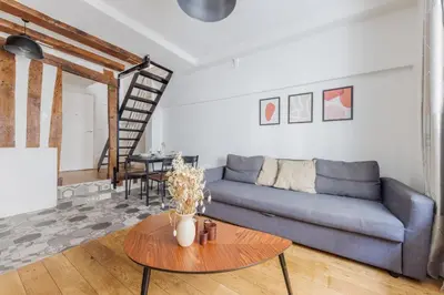 Coin salon dans l'établissement Cozy apartment - 1BR-4P - Place des Victoires