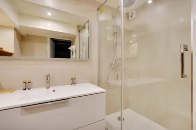 Salle de bains dans l'établissement Cozy apartment - 1BR-4P - Place des Victoires