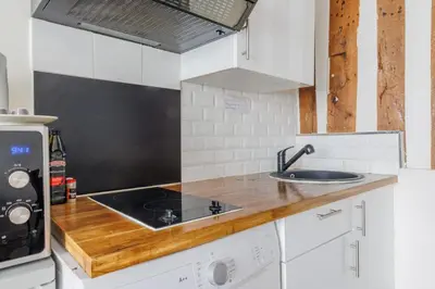 Cuisine ou kitchenette dans l'établissement Cozy apartment - 1BR-4P - Place des Victoires