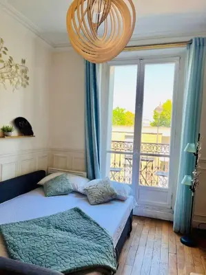 Un ou plusieurs lits dans un hébergement de l'établissement Beautiful apartment with balcony