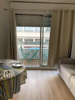 Coin salon dans l'établissement Charmant Studio à Boulogne Nord proche porte d'Auteuil