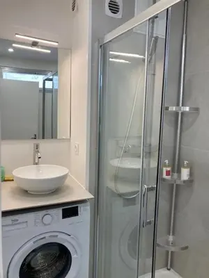 Salle de bains dans l'établissement Charmant Studio à Boulogne Nord proche porte d'Auteuil